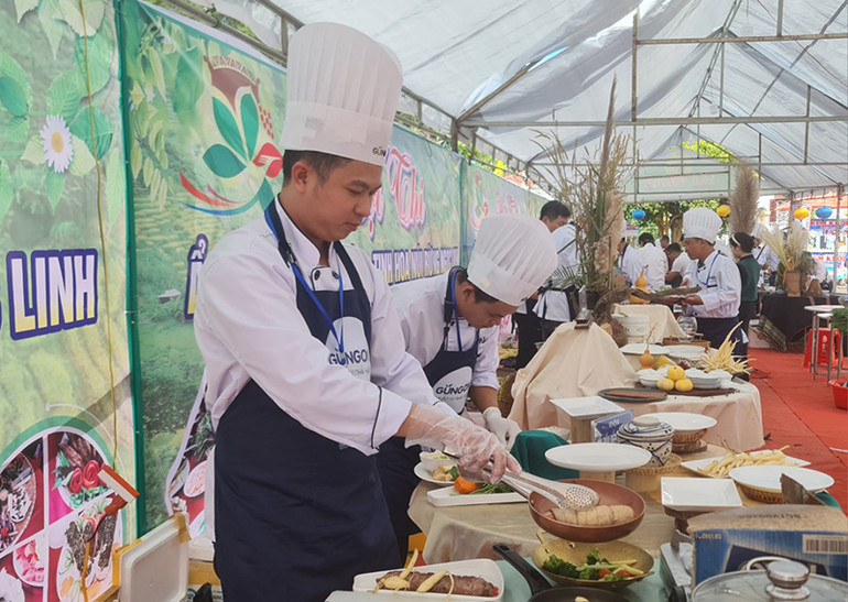 Đầu bếp chế biến các món ăn dự thi. Đầu bếp chế biến các món ăn dự thi.