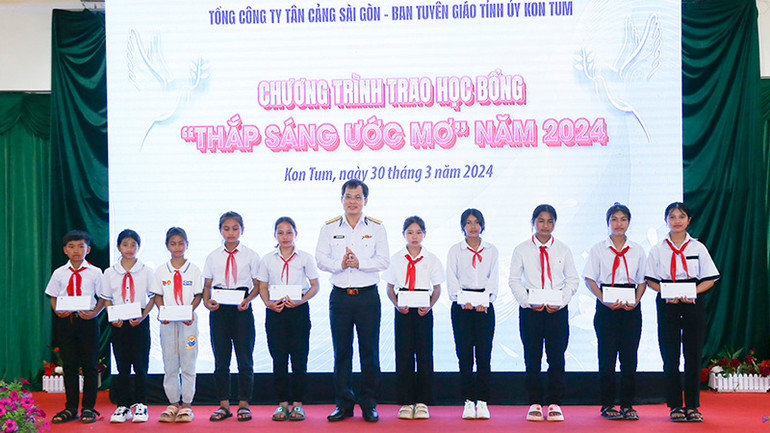 Đại tá Nguyễn Năng Toàn, Bí thư Đảng ủy, Chủ tịch Tổng công ty Tân cảng Sài Gòn, trao học bổng “Thắp sáng ước mơ” tặng học sinh học giỏi có hoàn cảnh khó khăn