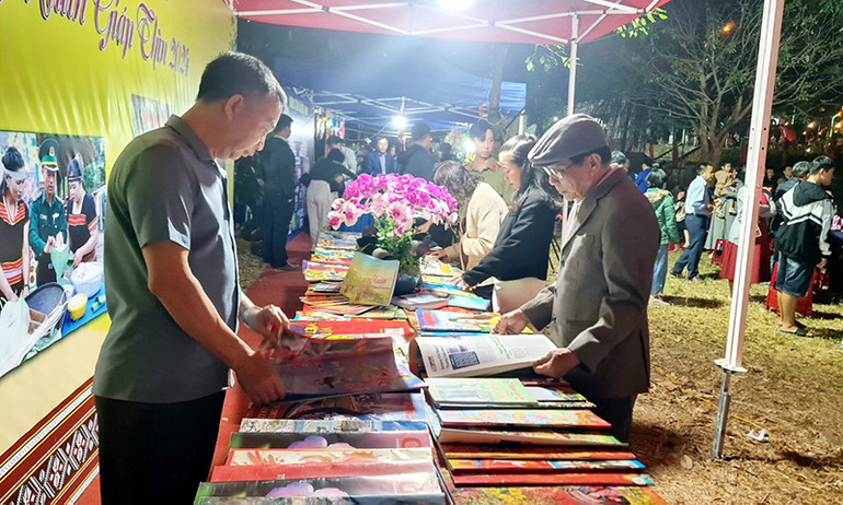 Đông đảo người dân trên địa bàn tỉnh Kon Tum tìm đọc các ấn phẩm tại Hội báo Xuân Đông đảo người dân trên địa bàn tỉnh Kon Tum tìm đọc các ấn phẩm tại Hội báo Xuân