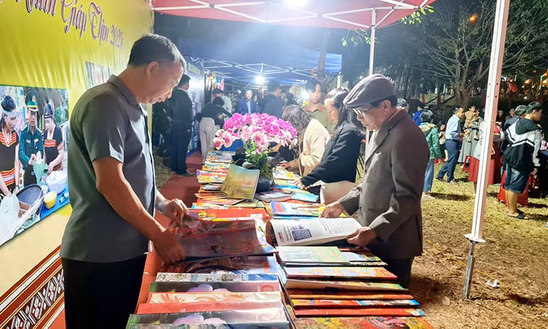 Đông đảo người dân trên địa bàn tỉnh Kon Tum tìm đọc các ấn phẩm tại Hội báo Xuân