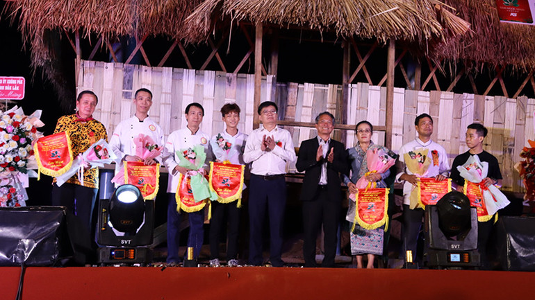 Tặng hoa cho các đơn vị khách mời.