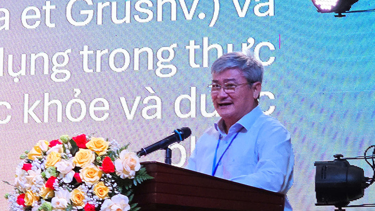 Giáo sư, Tiến sĩ Trần Công Luận trình bày báo cáo tại hội thảo.