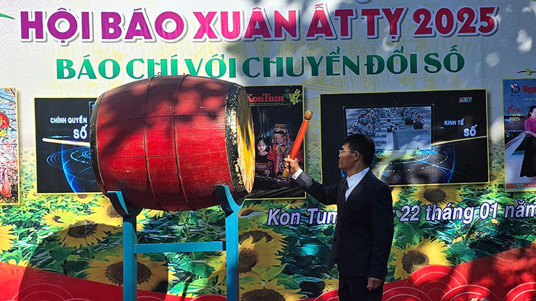 Chủ tịch Hội Nhà báo tỉnh Kon Tum Nguyễn Mạnh Hồng đánh trống khai mạc Hội báo Xuân Ất Tỵ 2025