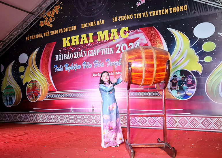 Phó Chủ tịch Ủy ban nhân dân tỉnh Kon Tum đánh trống mừng Hội báo Xuân. Phó Chủ tịch Ủy ban nhân dân tỉnh Kon Tum đánh trống mừng Hội báo Xuân.