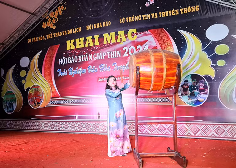 Phó Chủ tịch Ủy ban nhân dân tỉnh Kon Tum đánh trống mừng Hội báo Xuân.