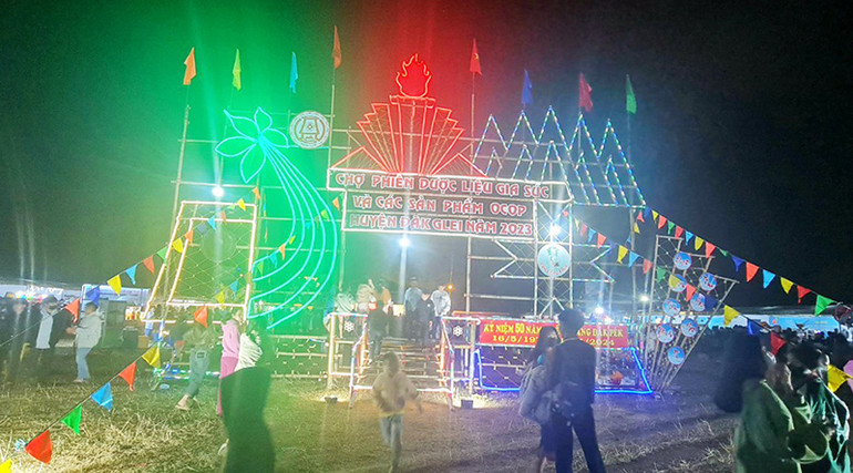 Đông đảo du khách và người dân địa phương đến check-in tại cổng chào Chợ phiên.