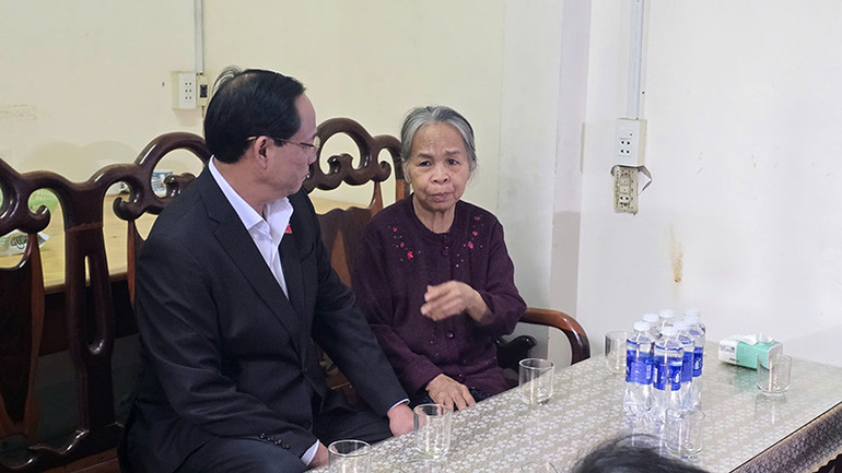 Phó Chủ tịch Quốc hội Trần Quang Phương thăm thân nhân đồng chí Sô Lây Tăng.