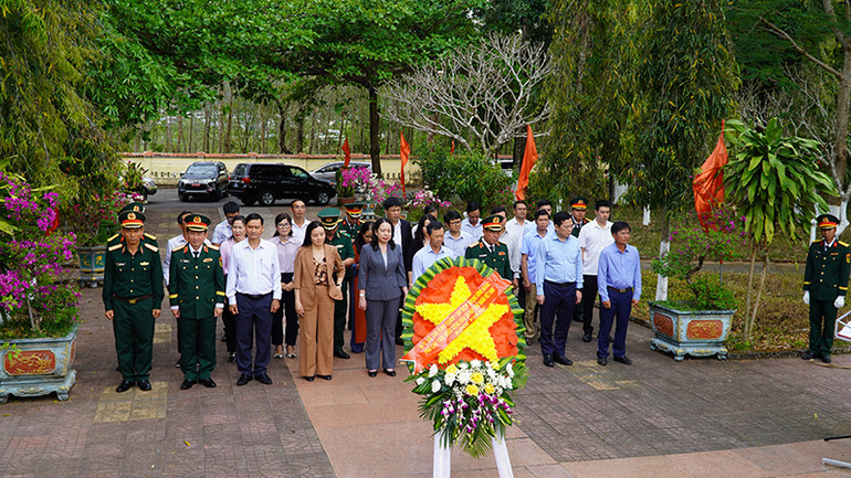 Phó Chủ tịch nước dâng hoa tại Nghĩa trang liệt sĩ huyện Đăk Tô.