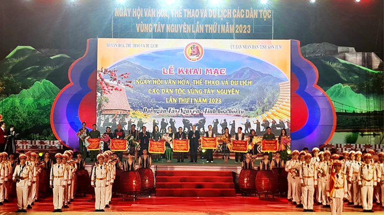 Các đoàn, đơn vị tham gia Ngày hội nhận cờ lưu niệm và hoa của Ban Tổ chức