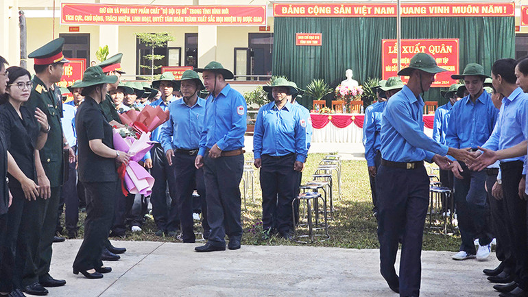 Những cái bắt tay, lời động viên đến đội K53 lên đường tìm hài cốt liệt sĩ mùa khô 2024-2025 Những cái bắt tay, lời động viên đến đội K53 lên đường tìm hài cốt liệt sĩ mùa khô 2024-2025