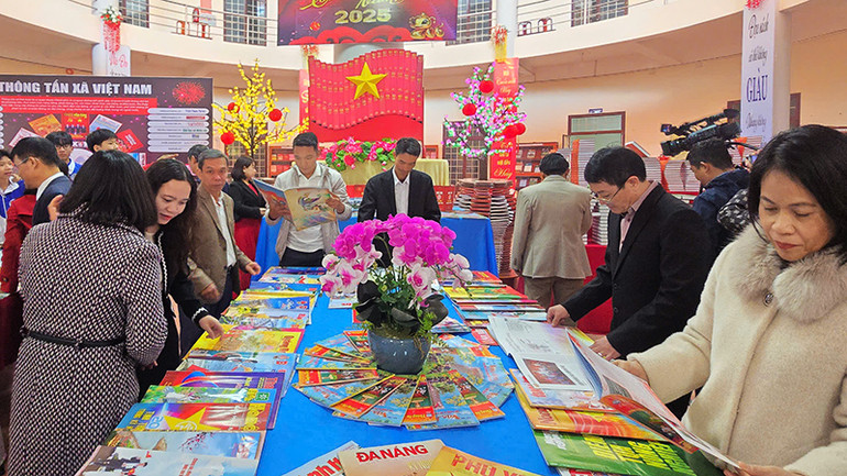 Đông đảo độc giả tìm đọc các ấn phẩm Xuân