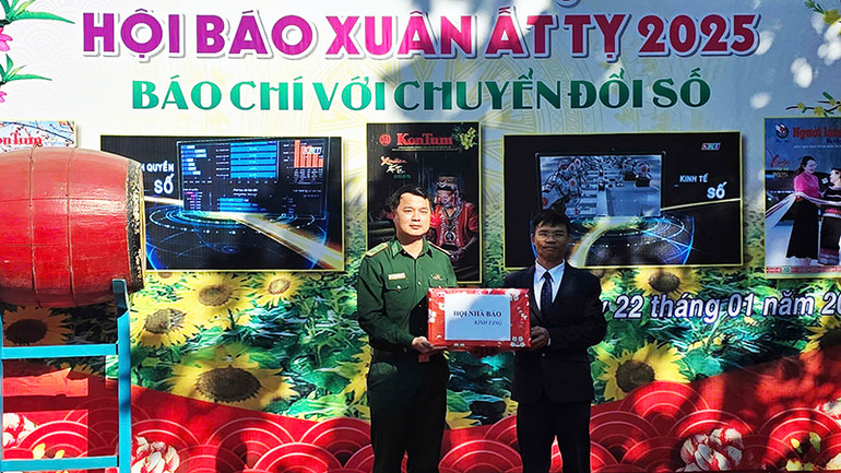 Hội Nhà báo tỉnh tặng ấn phẩm báo Xuân cho Bộ Chỉ huy Bộ đội Biên phòng tỉnh Kon Tum