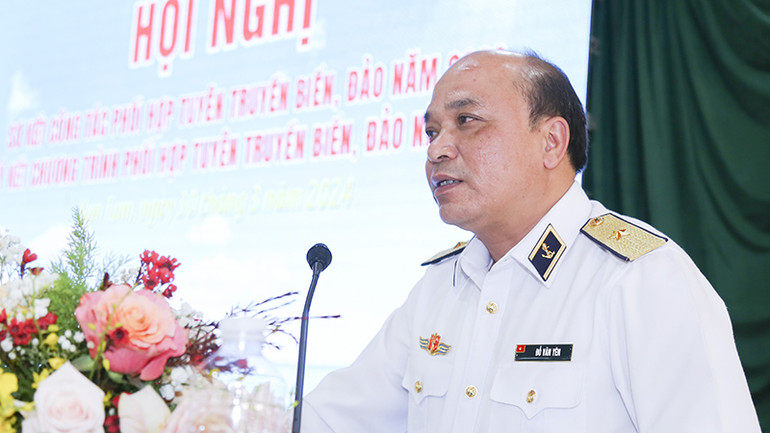 Chuẩn Đô đốc Đỗ Văn Yên, Phó Chính ủy Hải quân phát biểu tại hội nghị.