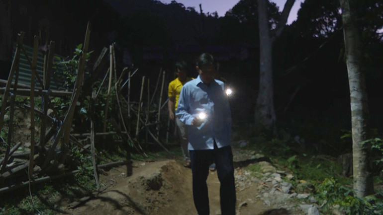 Người dân vùng vướng mắc địa giới hành chính không được đầu tư điện, đường, trường, trạm, sóng điện thoại...