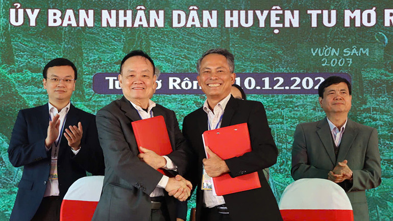 Ký kết ghi nhớ hợp tác nghiên cứu khoa học giữa nhóm nghiên cứu Trường đại học Tôn Đức Thắng với Ủy ban nhân dân huyện Tu Mơ Rông.