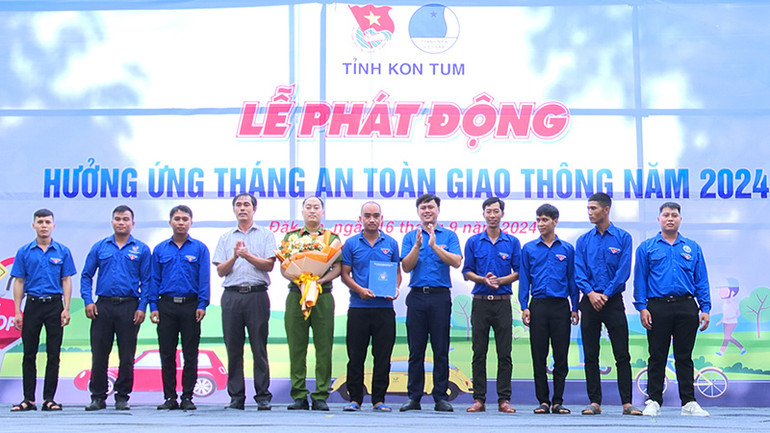 Ra mắt Đội thanh niên xung kích xã Đăk La. Ra mắt Đội thanh niên xung kích xã Đăk La.