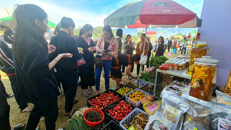 Các sản phẩm nông nghiệp địa phương được đông đảo người dân, du khách mua sắm.