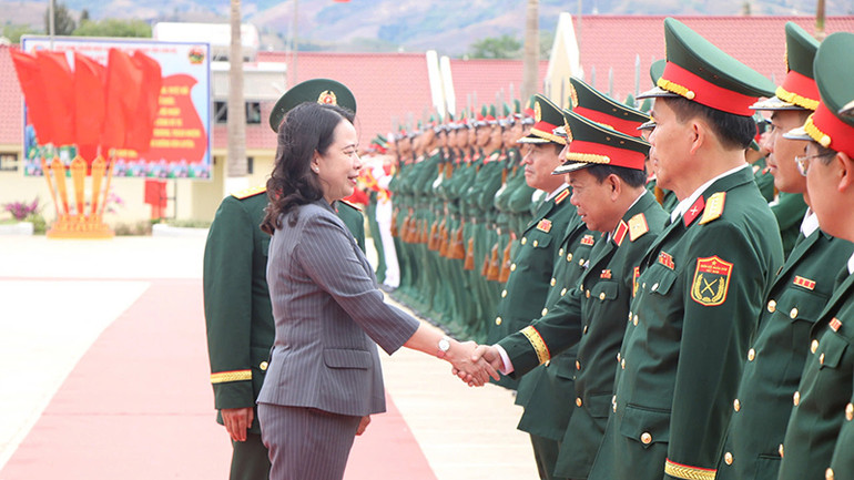 Phó Chủ tịch nước duyệt đội danh dự tại Trung đoàn 24.