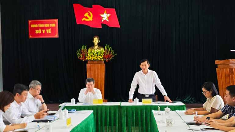 Giám đốc Sở Y tế tỉnh Kon Tum Võ Văn Thanh kết luận buổi làm việc.