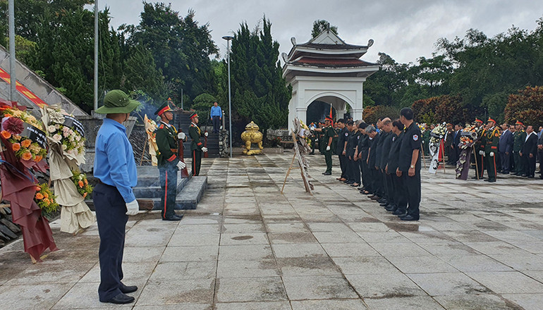 Đoàn đại biểu Ban Chỉ đạo 515 tỉnh Kon Tum mặc niệm trước các anh hùng liệt sĩ.