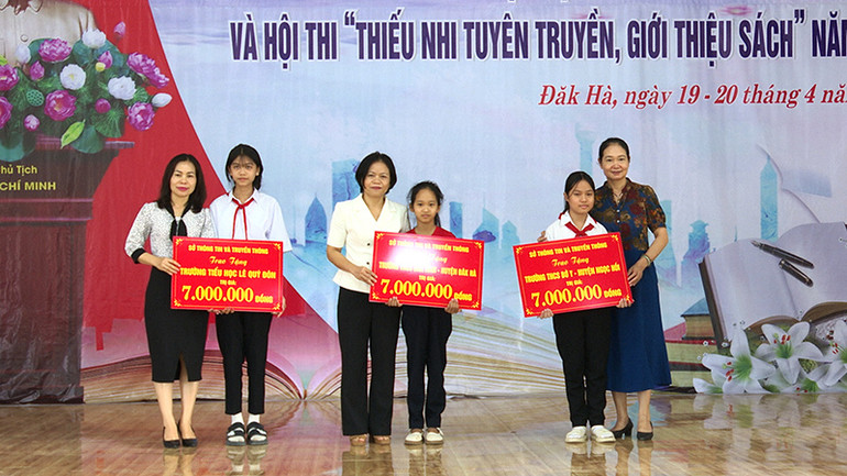 Trao tặng kinh phí trang bị đầu sách cho thư viện các trường học trên địa bàn tỉnh Kon Tum.