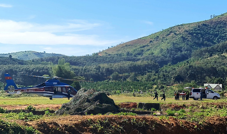 Máy bay trực thăng diễn tập cứu nạn tại buổi Diễn tập Quân y chung giữa Quân đội ba nước.