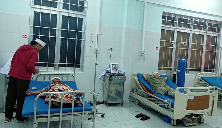 Các nạn nhân sơ cứu tại Trung tâm Y tế huyện Đăk Glei.