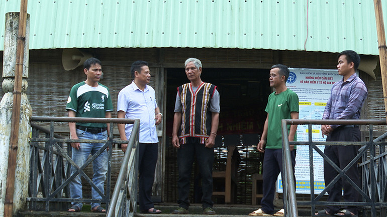 Già làng A Khiu (đứng giữa) kể lại kỷ niệm được gặp Tổng Bí thư Nguyễn Phú Trọng. Già làng A Khiu (đứng giữa) kể lại kỷ niệm được gặp Tổng Bí thư Nguyễn Phú Trọng.