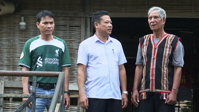 Già làng A Khiu (bên phải) xúc động nhớ lại kỷ niệm được gặp Tổng Bí thư Nguyễn Phú Trọng. Già làng A Khiu (bên phải) xúc động nhớ lại kỷ niệm được gặp Tổng Bí thư Nguyễn Phú Trọng.