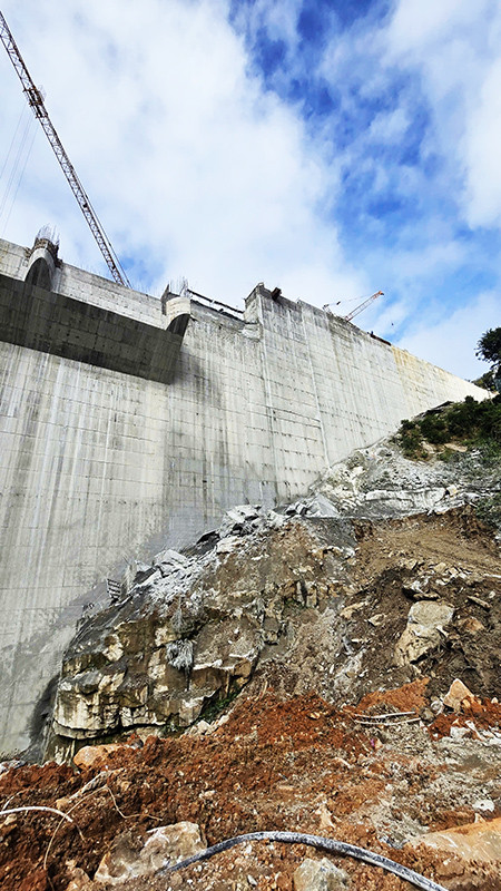 Khối bê-tông bị sạt xuống từ độ cao khoảng hơn 20m.