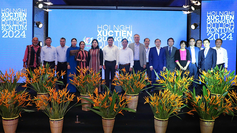 Các đại biểu chụp hình lưu niệm.