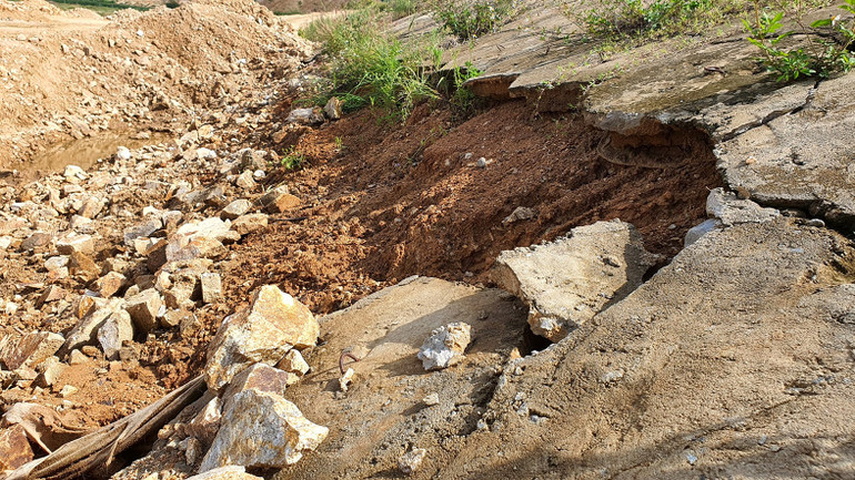 Phần chân kè bị hư hỏng nặng. Phần chân kè bị hư hỏng nặng.