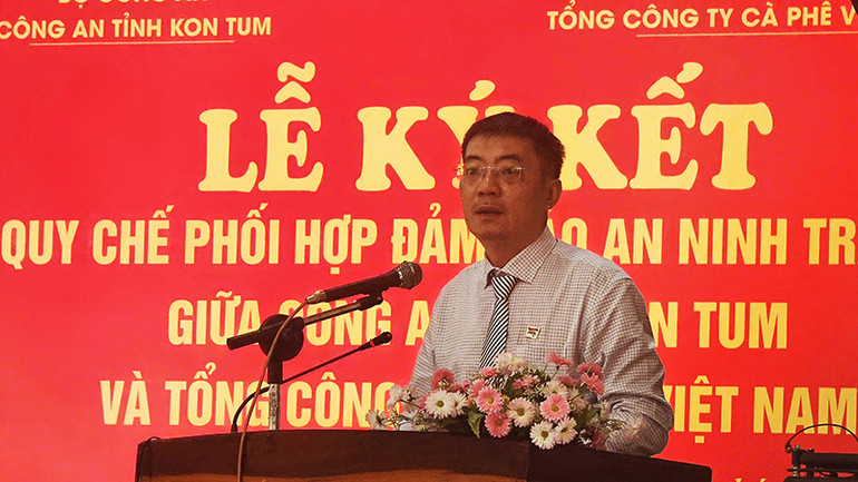 Đồng chí Nguyễn Tiến Dũng, Phụ trách Hội đồng thành viên Tổng Công ty cà-phê Việt Nam phát biểu tại lễ ký kết.