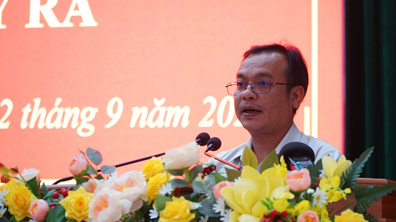 Đồng chí U Huấn kêu gọi ủng hộ tại buổi lễ.