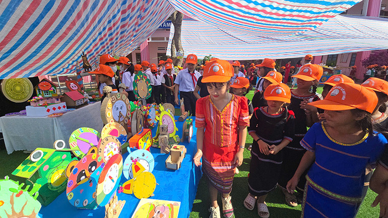 Học sinh huyện Kon Rẫy trải nghiệm tại trường.