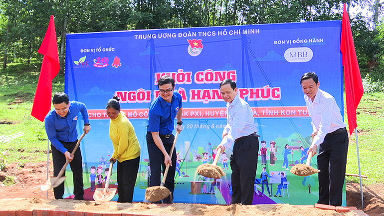 Khởi công xây dựng ngôi nhà hạnh phúc cho trẻ em có hoàn cảnh khó khăn tại xã Đăk Pxi, huyện Đăk Hà.