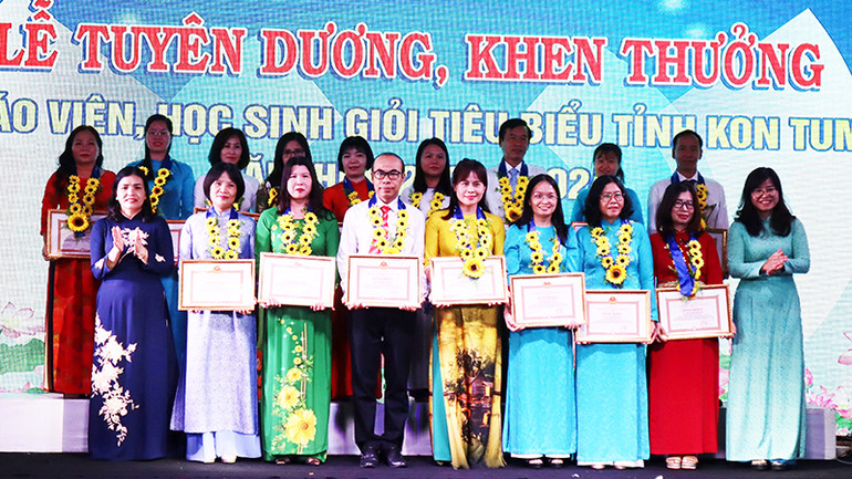 Tặng giấy khen cho giáo viên có thành tích trong bồi dưỡng học sinh giỏi đạt giải quốc gia.