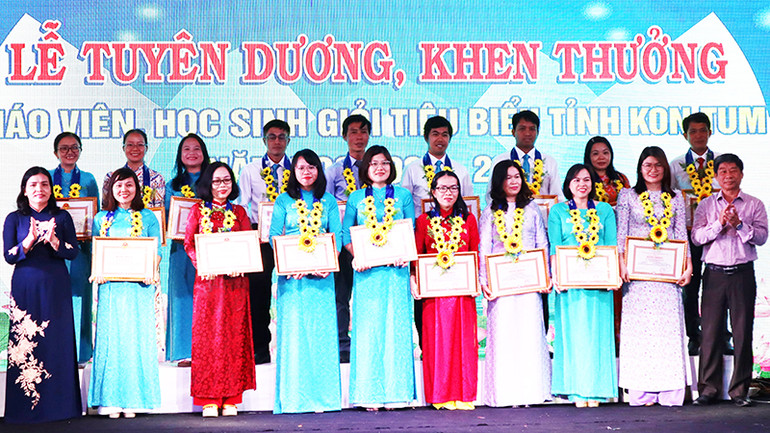 Khen thưởng giáo viên giỏi tiêu biểu tỉnh Kon Tum.
