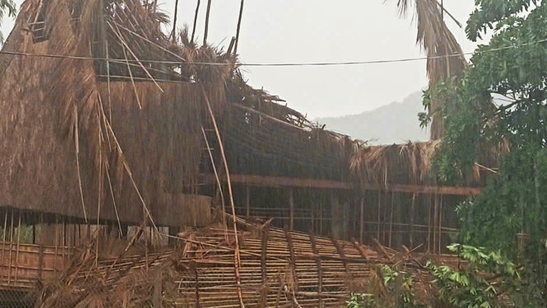 Nhà rông tại thôn Mô Bành 1 bị sập.