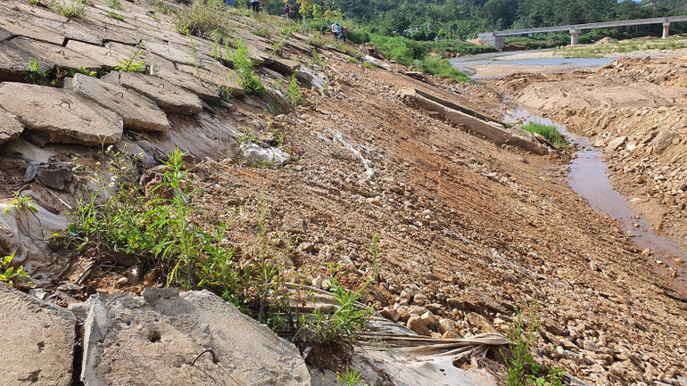 Sạt lở từ chân kè công trình lên trên bờ 2-3m. Sạt lở từ chân kè công trình lên trên bờ 2-3m.