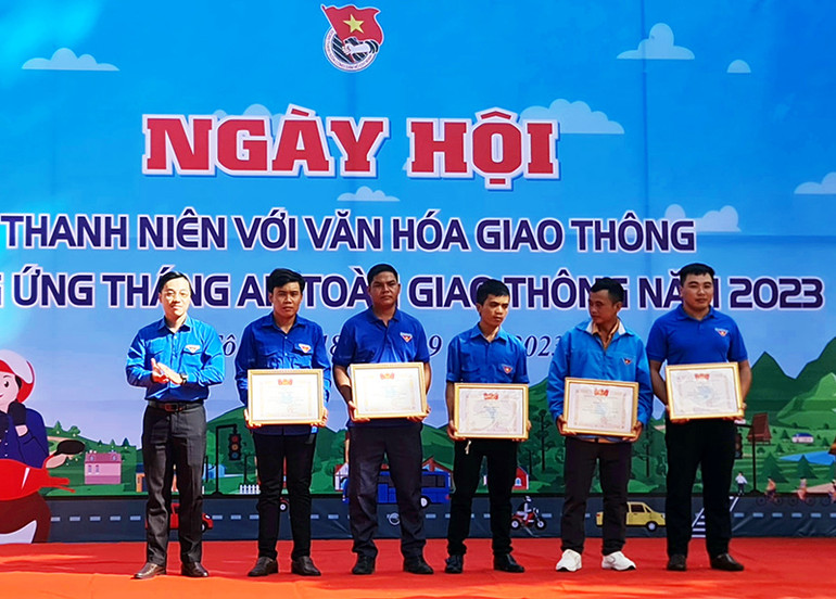 Tặng Bằng khen cho các cá nhân tham gia sơ cứu, ứng cứu nhanh tai nạn giao thông.