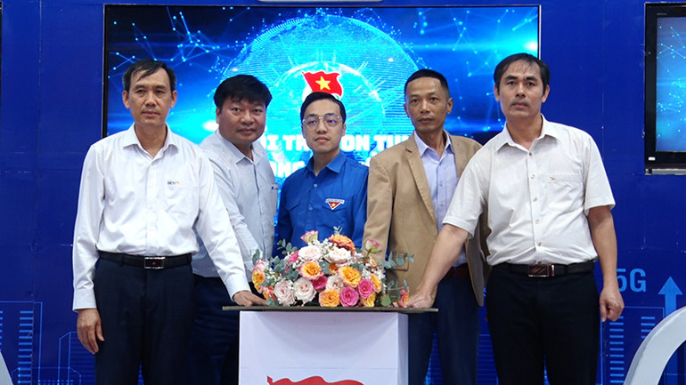 Các đại biểu bấm nút Khởi động chương trình Chuyển đổi số.