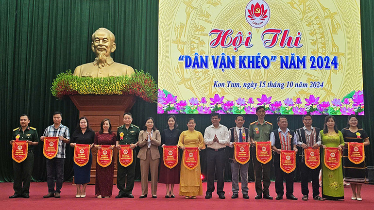 Tặng cờ lưu niệm cho 13 đội thi.