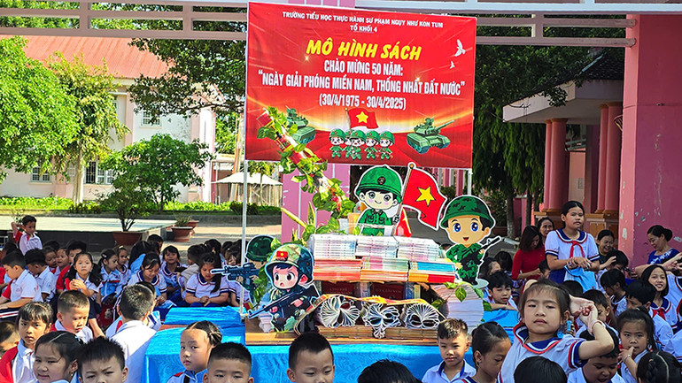 Mô hình sách chào mừng 50 năm Ngày giải phóng miền Nam, thống nhất đất nước.