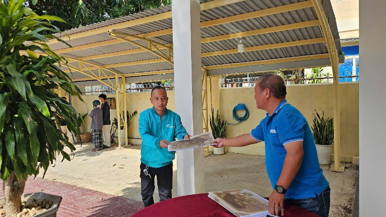 Bác tài xế tranh thủ ghé nhận ấn phẩm.