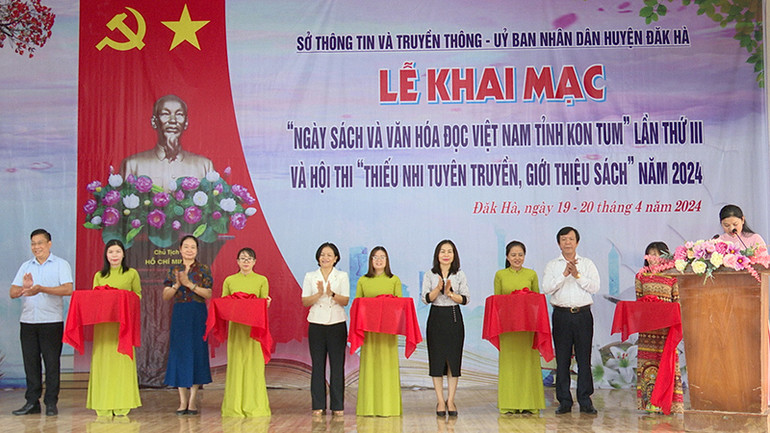 Cắt băng khai mạc "Ngày Sách và Văn hóa đọc Việt Nam tỉnh Kon Tum" lần thứ 3.