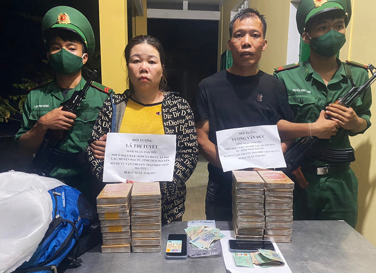 2 đối tượng cùng tang vật lúc bị bắt. (Ảnh: Bộ đội Biên phòng tỉnh Kon Tum)