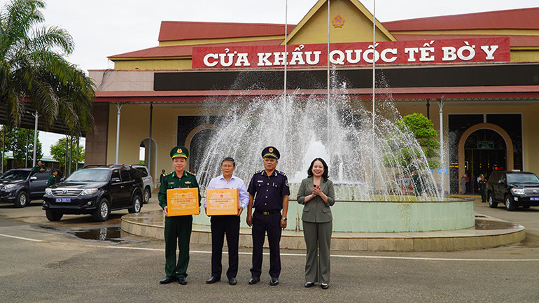 Phó Chủ tịch nước tặng quà cho các đơn vị tại cửa khẩu quốc tế Bờ Y.