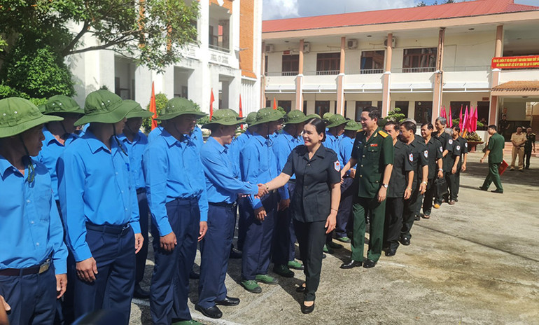 Ban Chỉ đạo 515 tỉnh Kon Tum bắt tay động viên chiến sĩ Đội K53 lên đường làm nhiệm vụ.