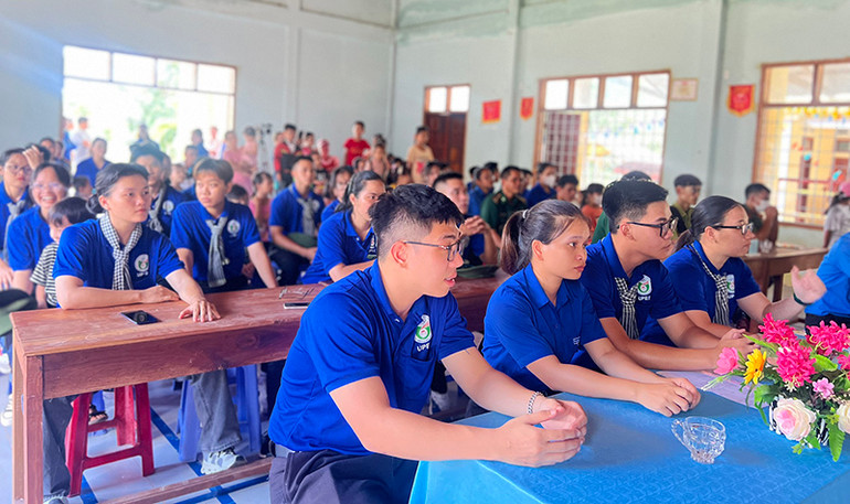 Các chiến sĩ tình nguyện của Trường đại học Sư phạm Thể dục Thể thao Thành phố Hồ Chí Minh háo hức tham gia chiến dịch.